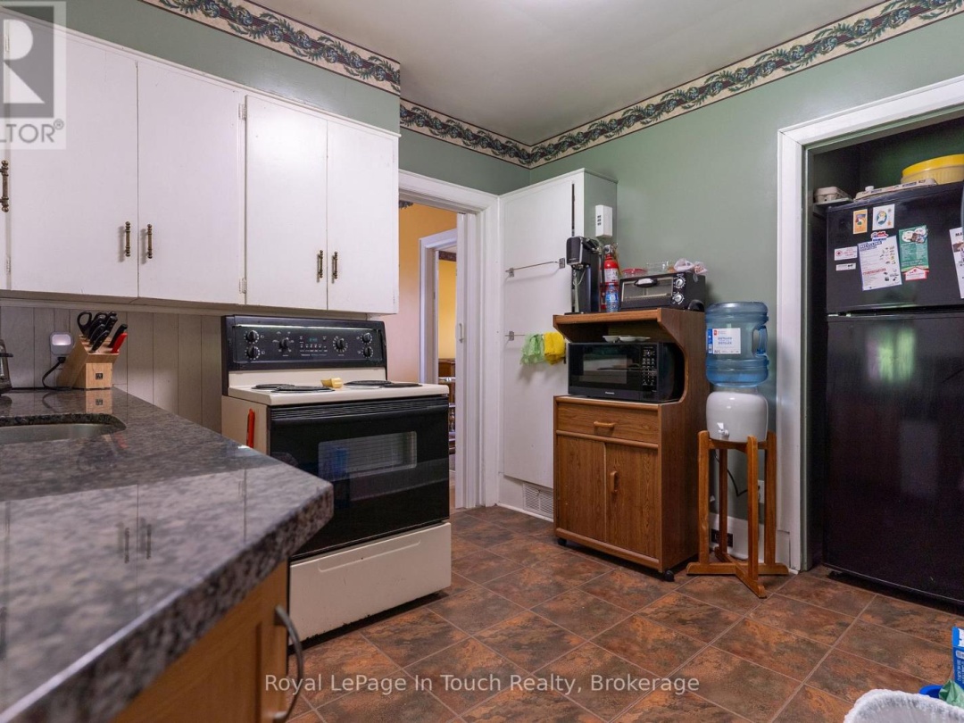 2596 HONEY HARBOUR ROAD, 