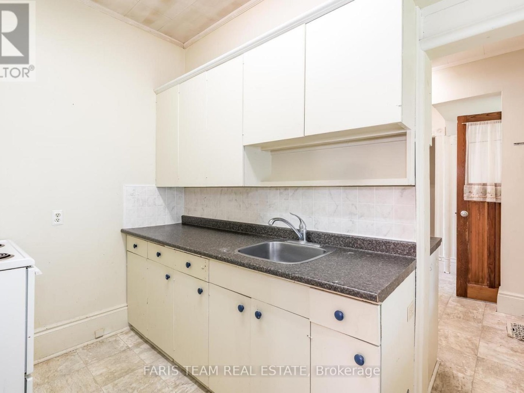 9 BORLAND STREET E, 