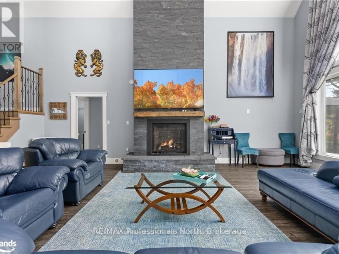 379 Santas Village Road W, Lake Muskoka