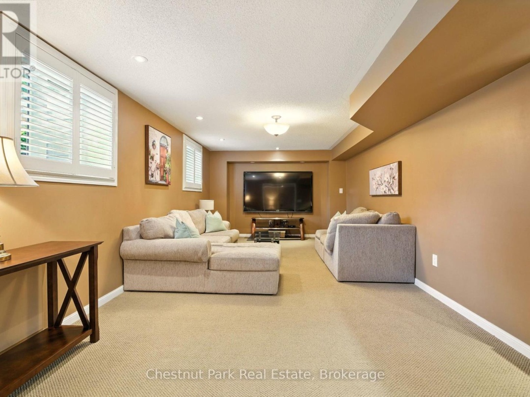 33 CLEARBROOK TRAIL, 