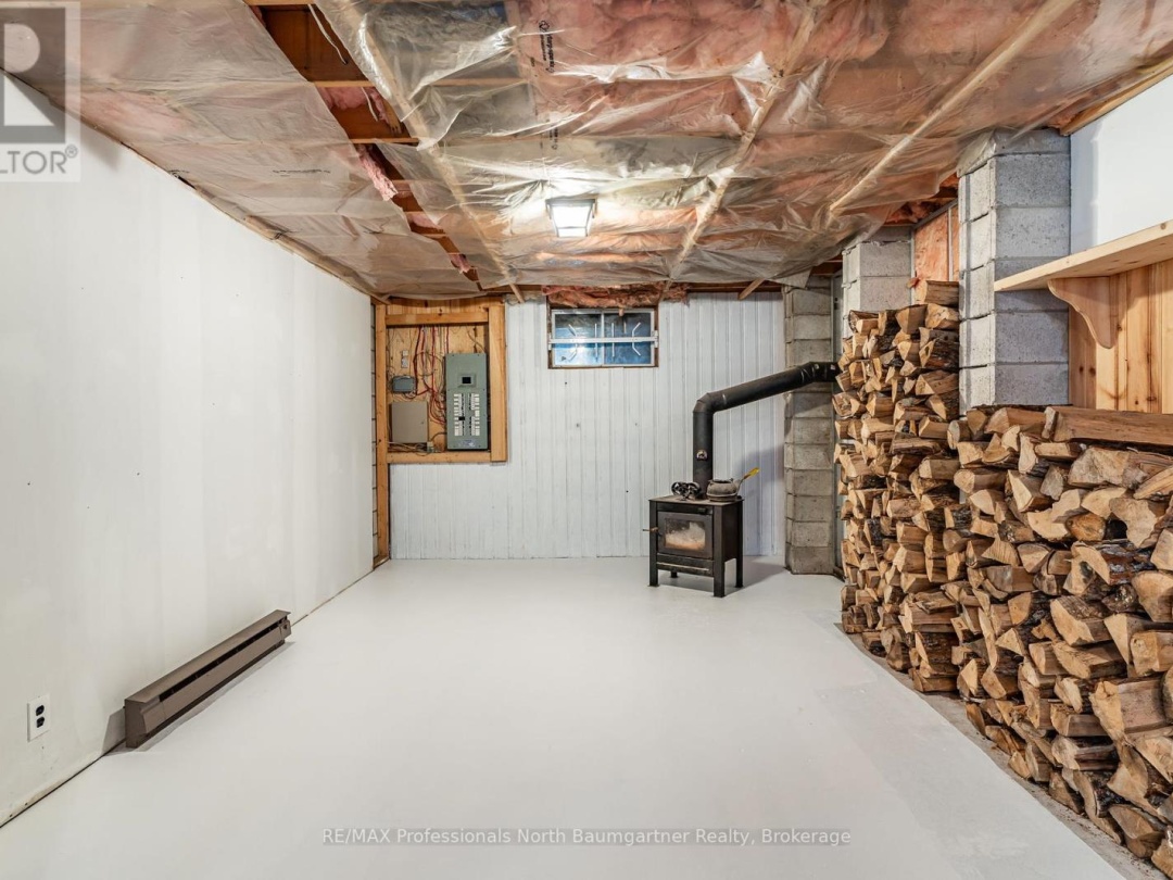 1065 Cloverleaf Road, Kennisis Lake
