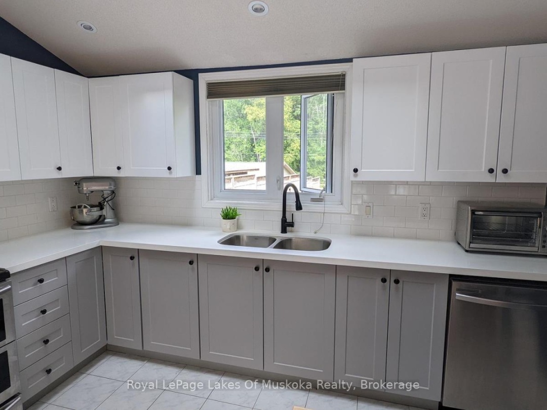 1815 Peninsula Point Road, Severn Lake