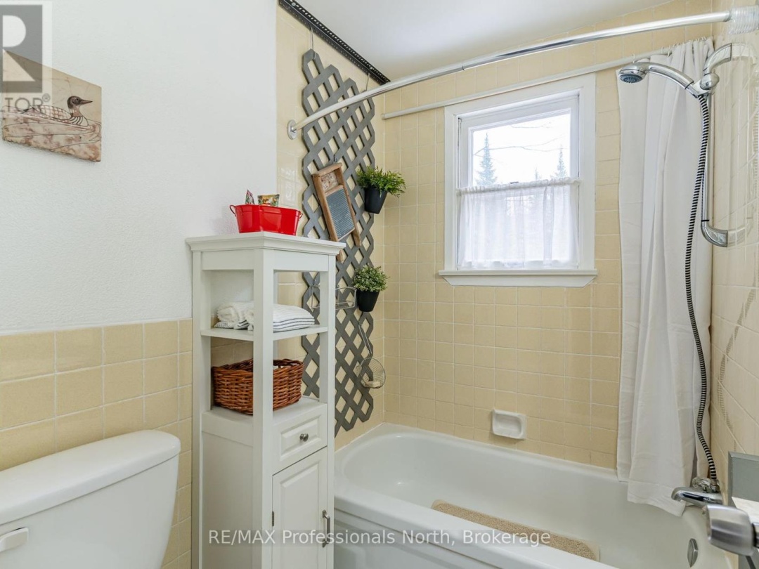 1010 Sturgeon Drive, Minden Lake