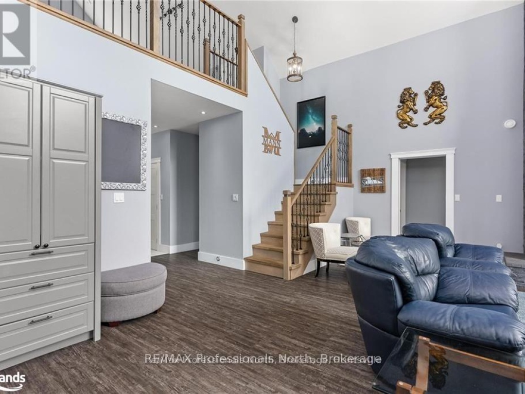 379 Santas Village Road W, Lake Muskoka