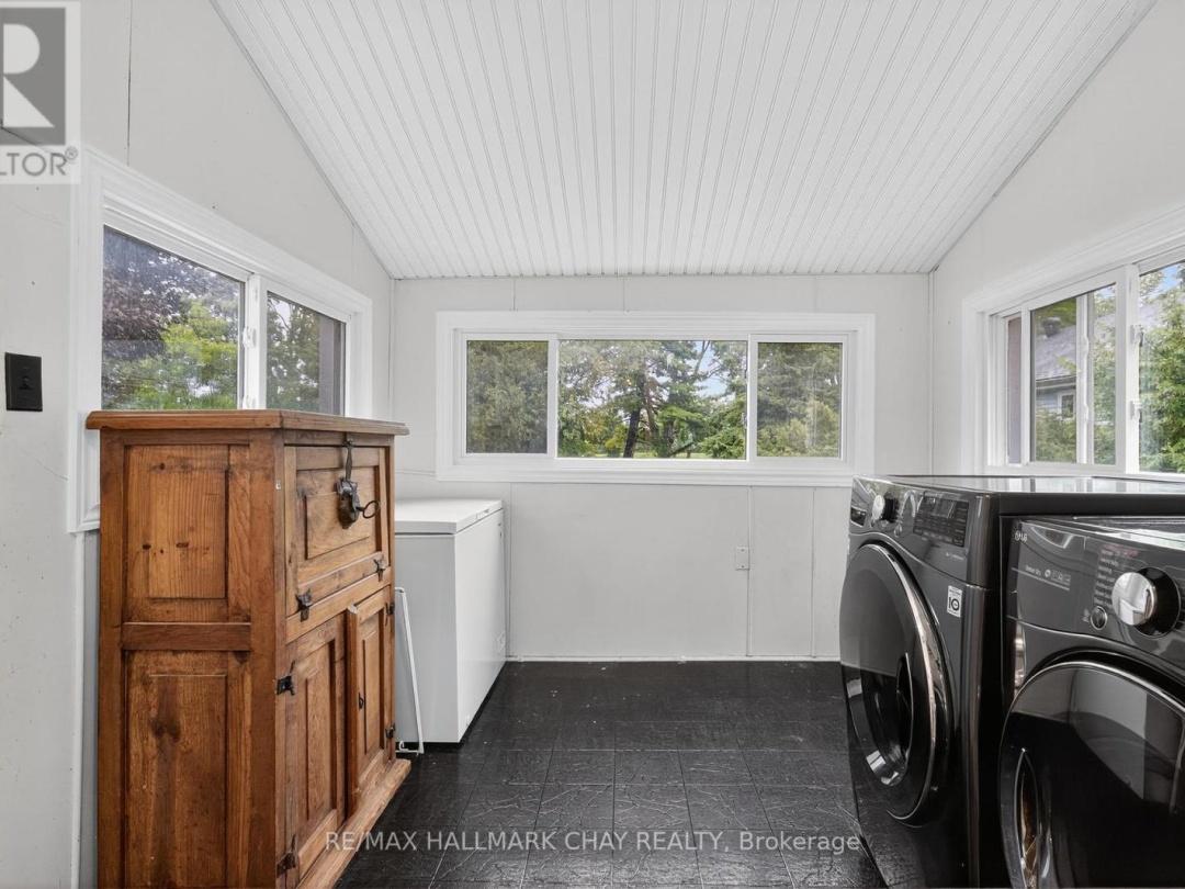 400 PETER STREET N, 
