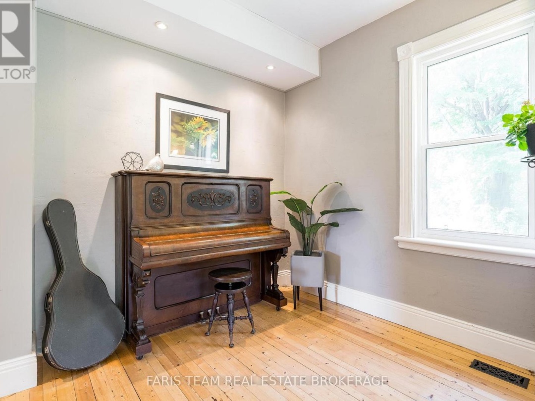 323 WARMINSTER SIDE ROAD, 