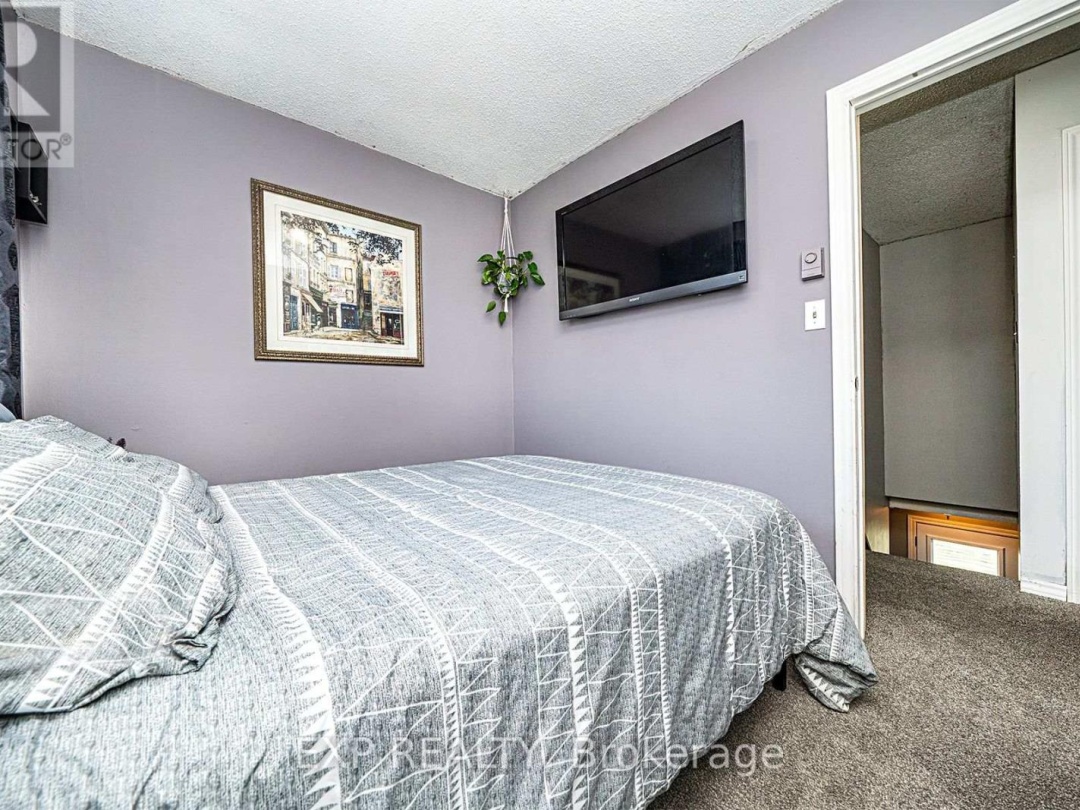 8 PINEWOOD BOULEVARD, 