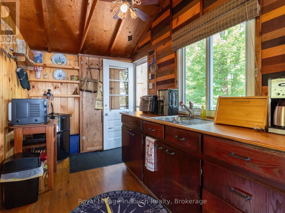6980 ISLAND 1810, 