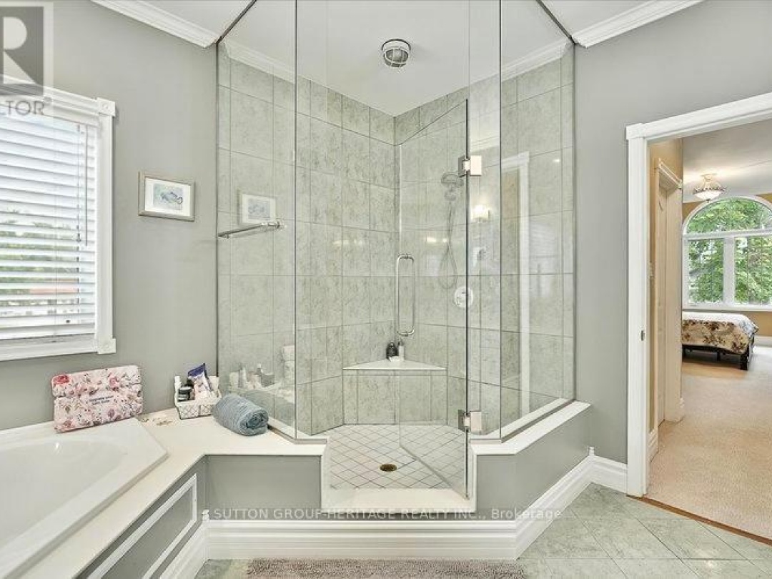 400 FRONT STREET W, 