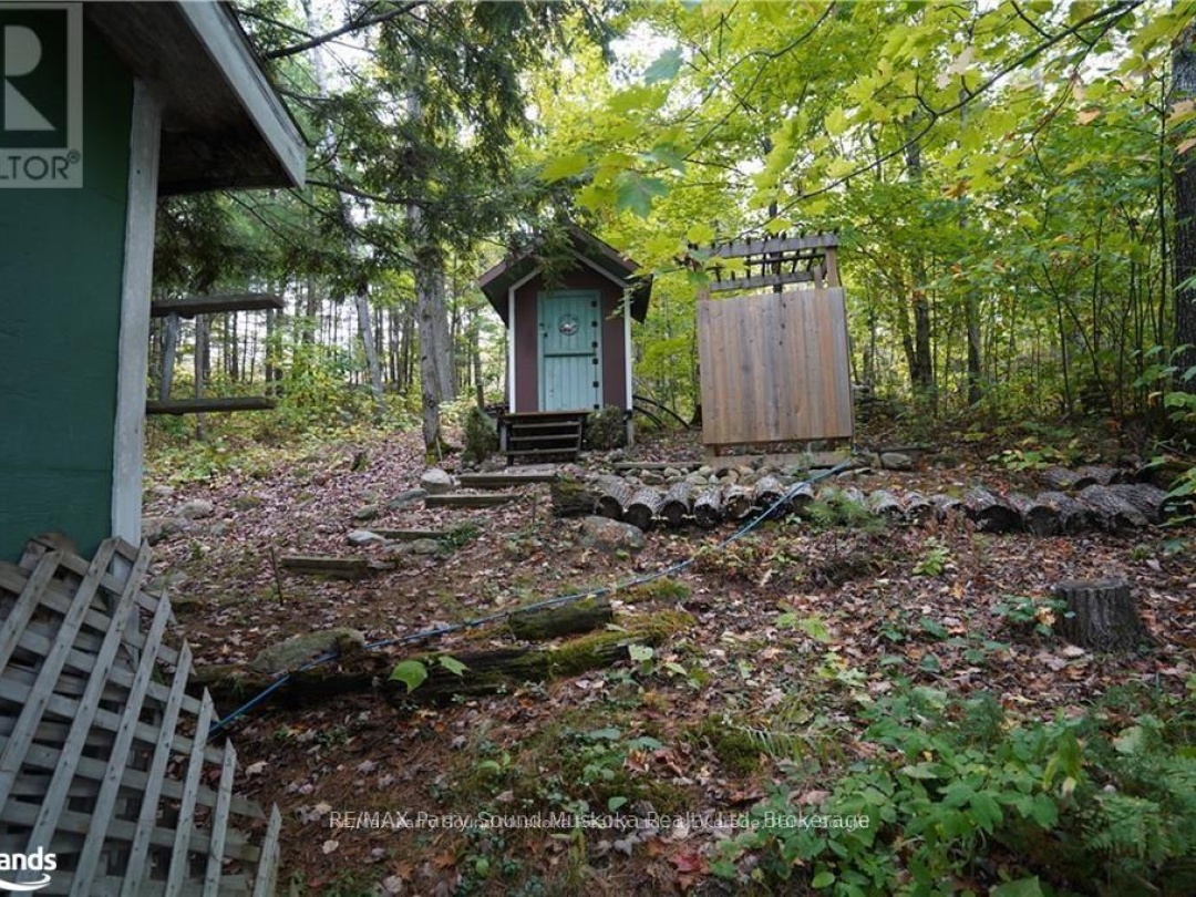 121 Healey, Healey Lake