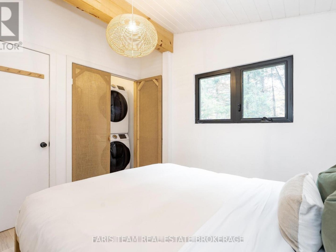 7475 ISLAND CRESCENT, 