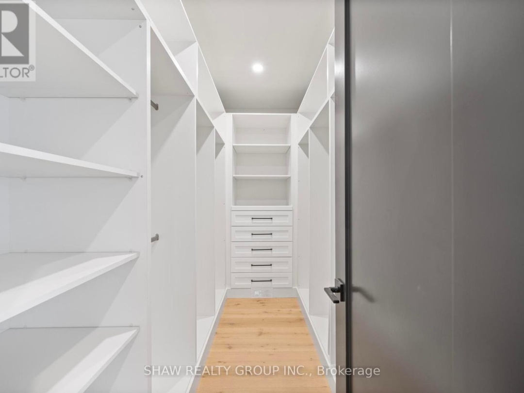 33 GLEN EAGLE COURT, 