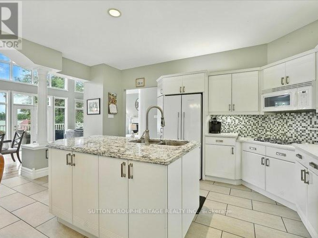 400 FRONT STREET W, 