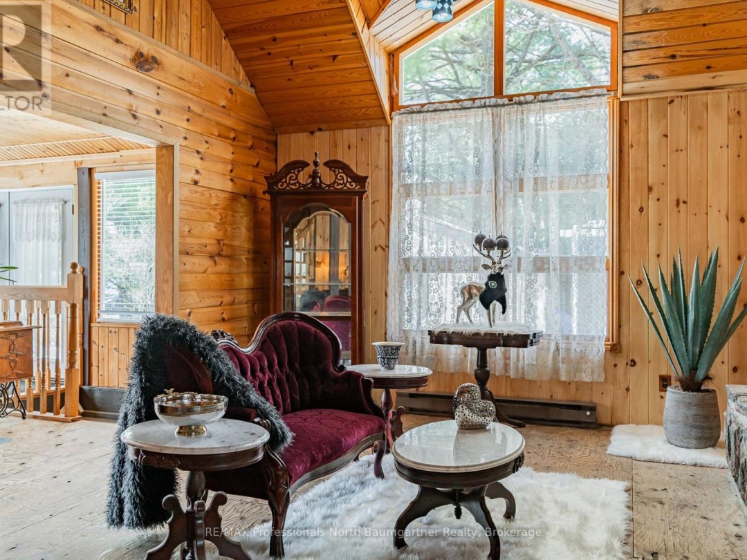 1065 Cloverleaf Road, Kennisis Lake