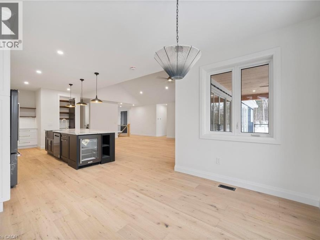 33 GLEN EAGLE Court, 