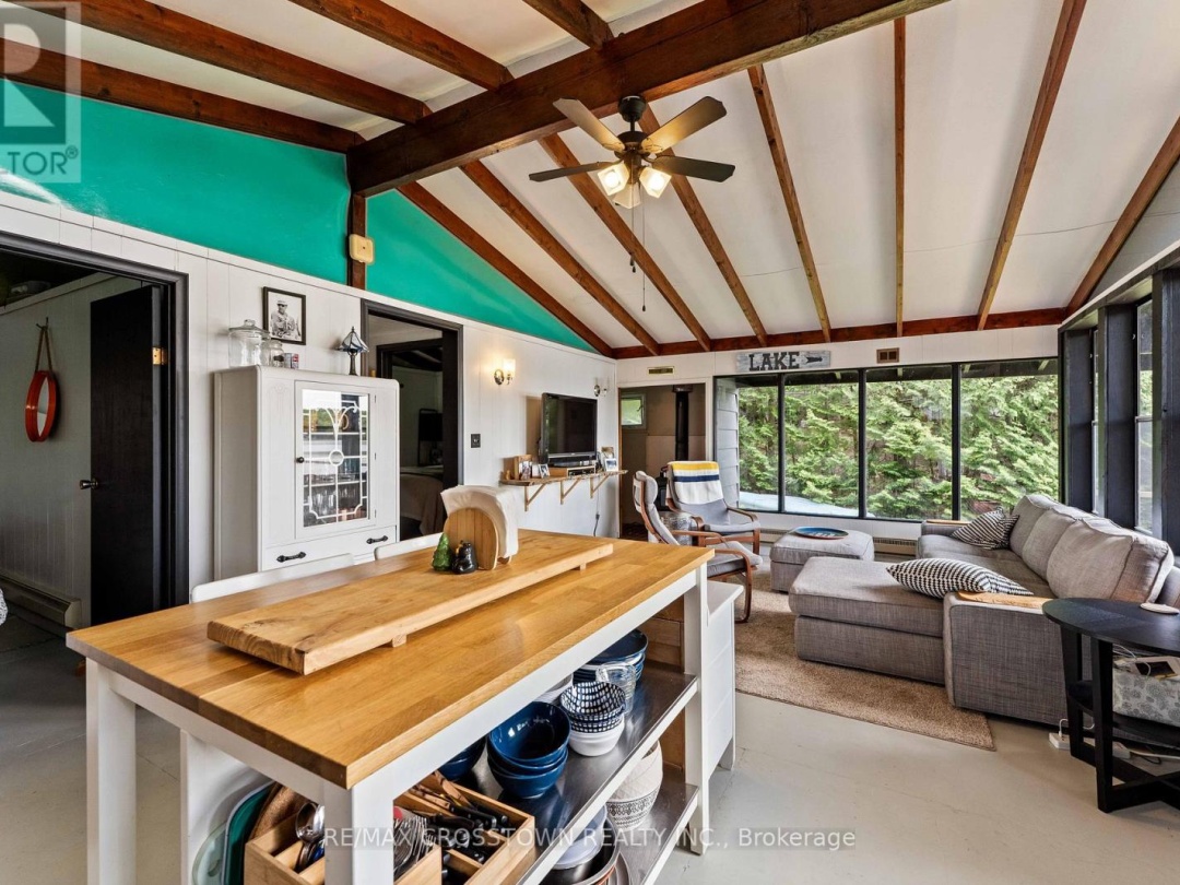 228 Macbeth Island, Wood Lake