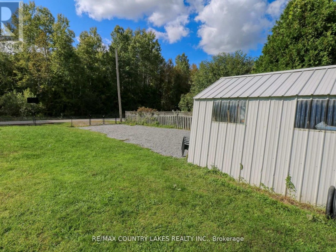 3 PINEWOOD BOULEVARD, Canal Lake