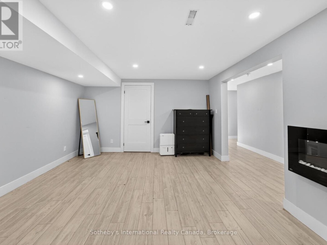 211 MOON POINT DRIVE, 