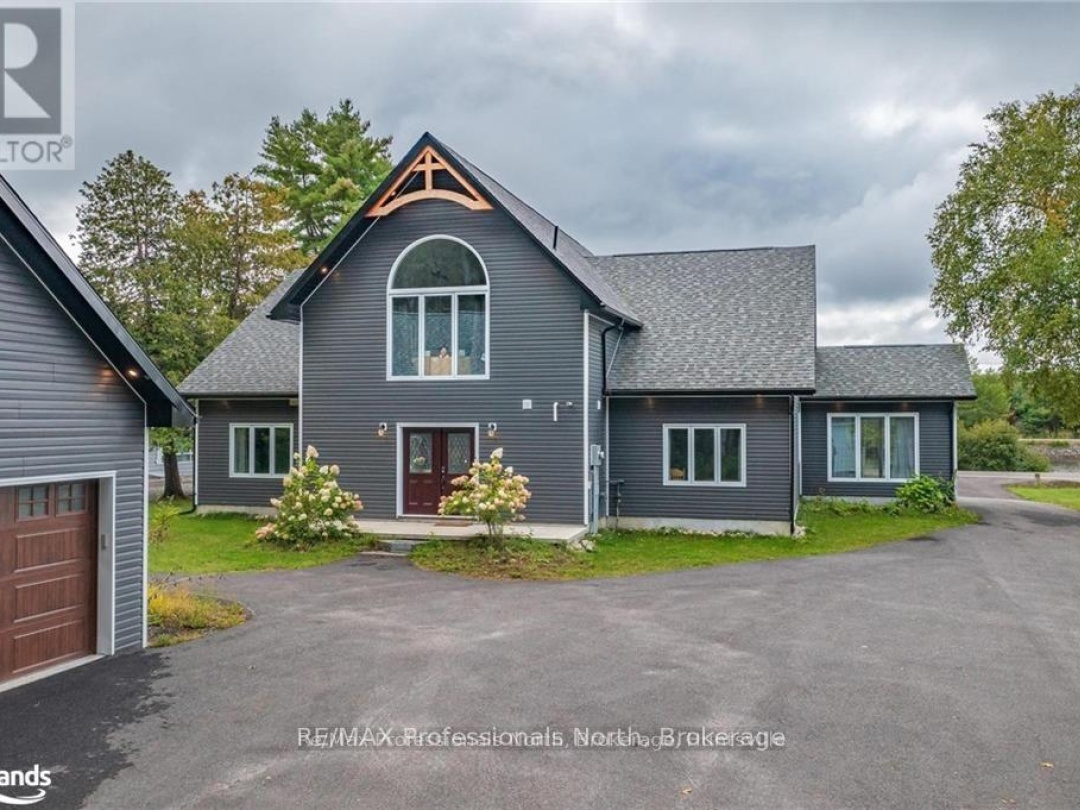 379 Santas Village Road W, Lake Muskoka