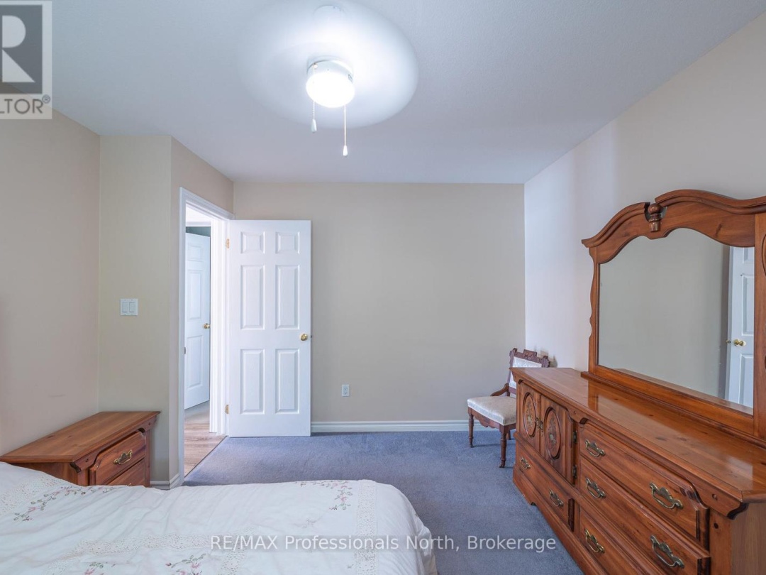 1075 COMAK CRESCENT, 