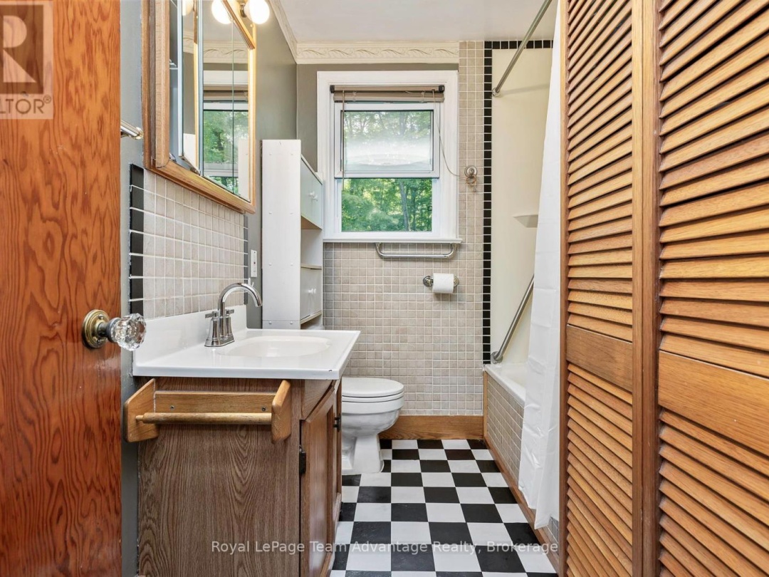 9 WOODS LANE, 