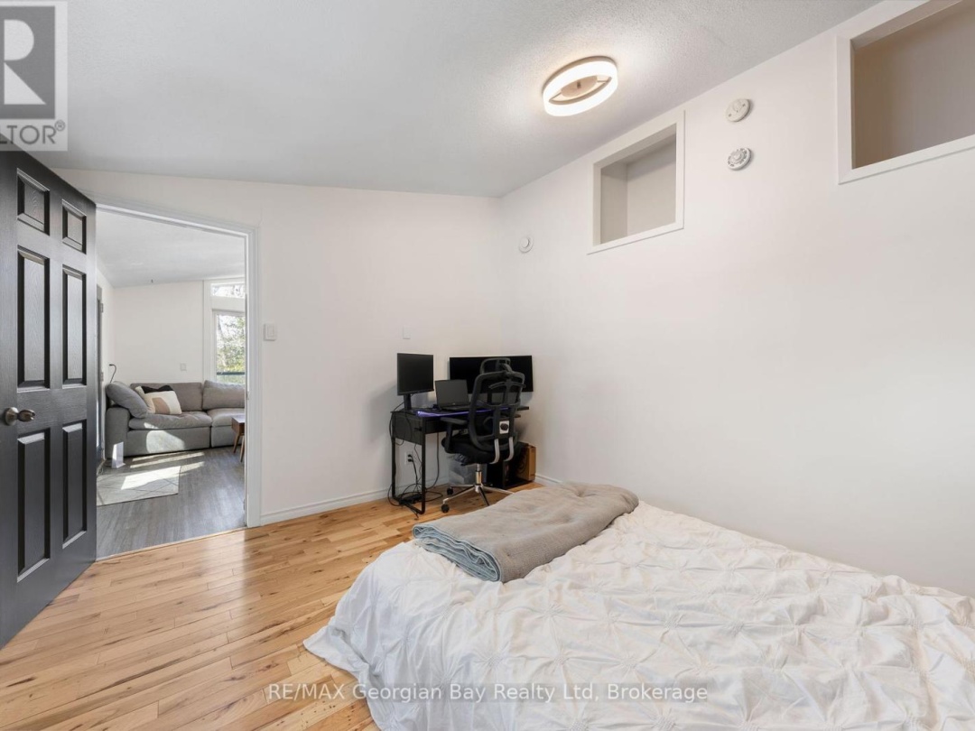 1745 TWIN OAKS CRESCENT, 