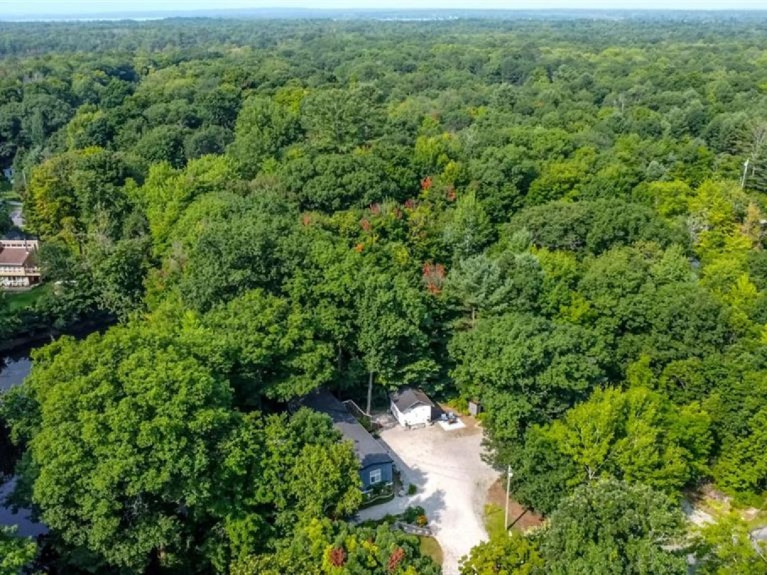 7498 ISLAND Crescent, Black River