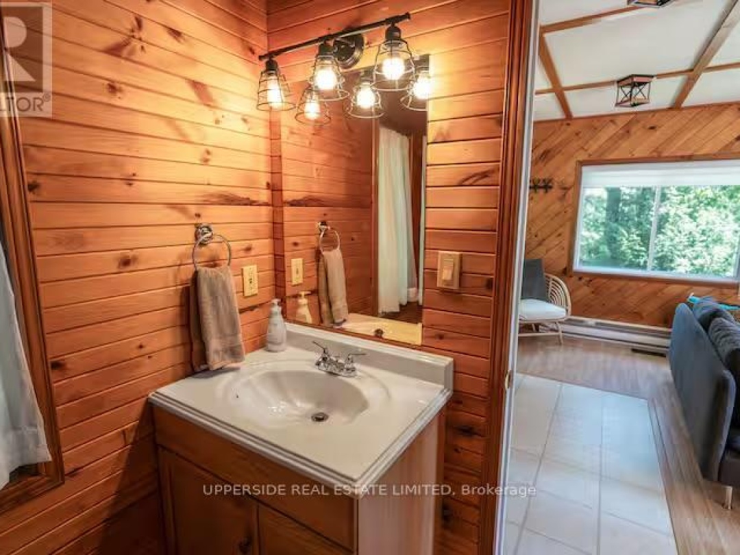 1040 OAK ROAD, Kahshe Lake