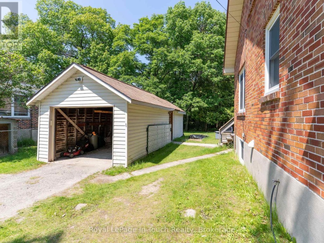 2596 HONEY HARBOUR ROAD, 