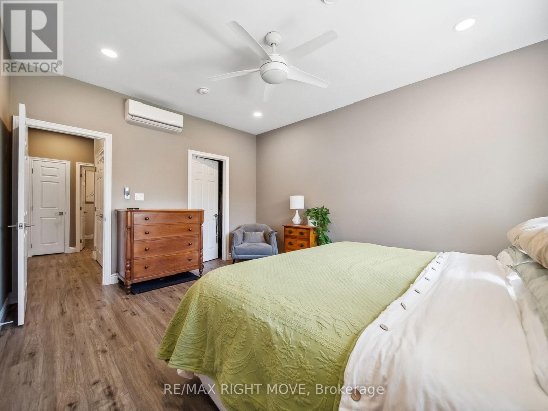 1 & 2 - 112B CREIGHTON STREET S, 