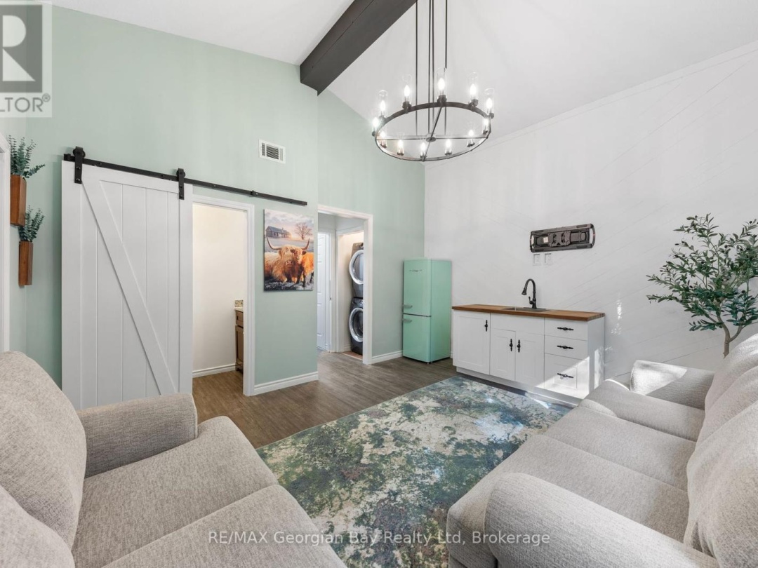 1745 TWIN OAKS CRESCENT, 