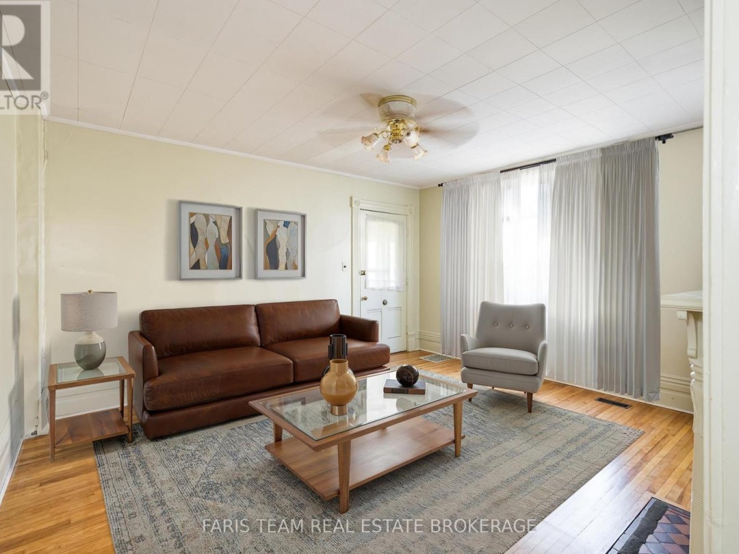 9 BORLAND STREET E, 