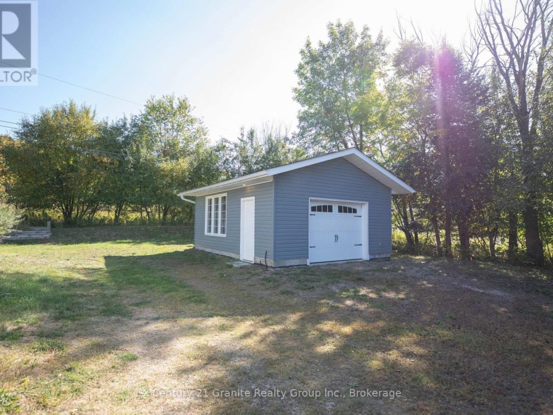 1160 KENNISIS LAKE ROAD W, 