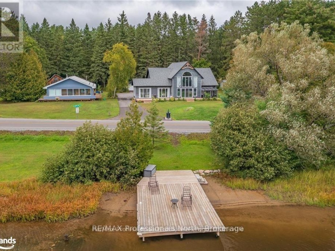 379 Santas Village Road W, Lake Muskoka