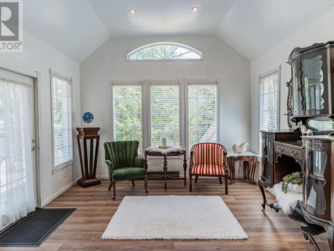 1065 Cloverleaf Road, Kennisis Lake