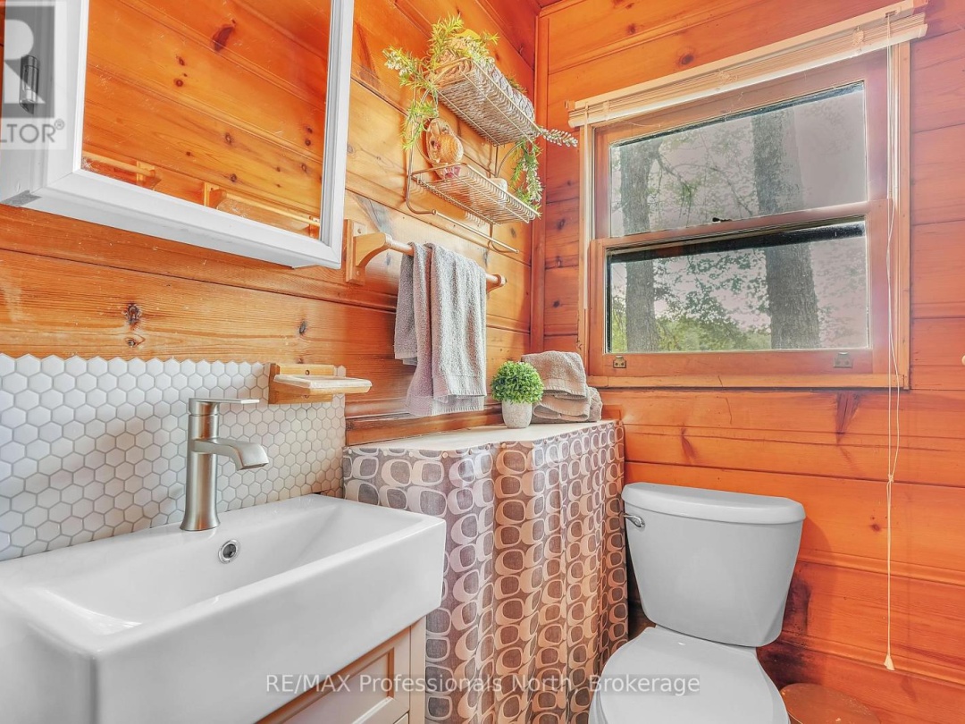 1073 WARD LANE N, 