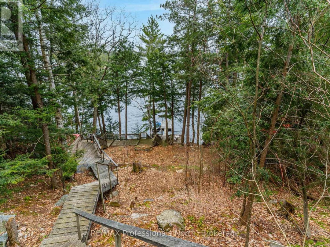 5997 Kennisis Lake Road, Kennisis Lake