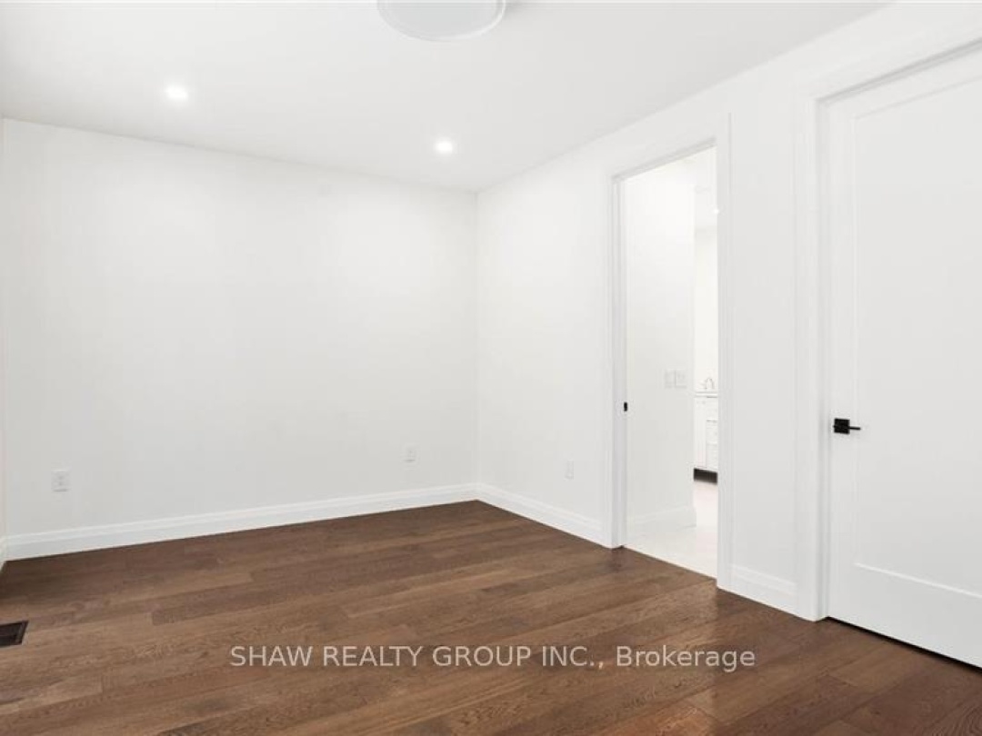 31 GLEN EAGLE COURT, 