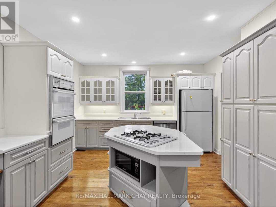 400 PETER STREET N, 
