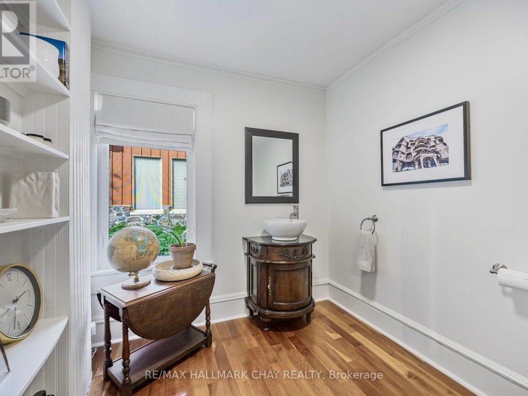 230 MISSISSAGA STREET W, 