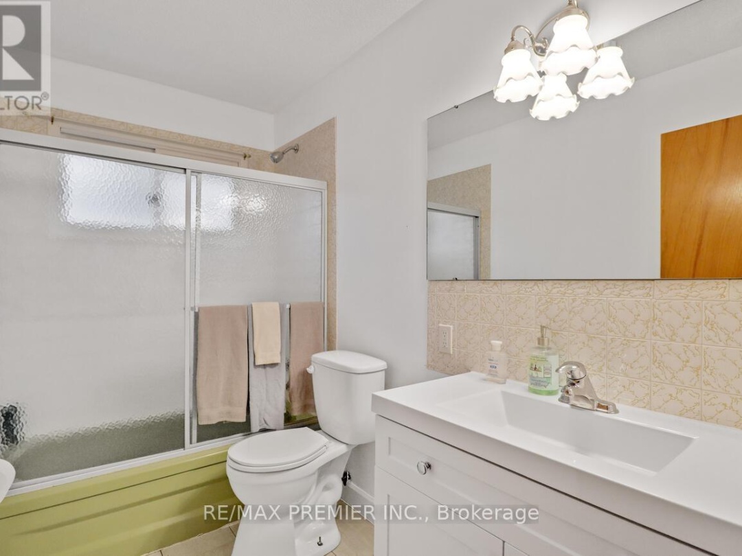 570 Phillip Street E, Gull Lake