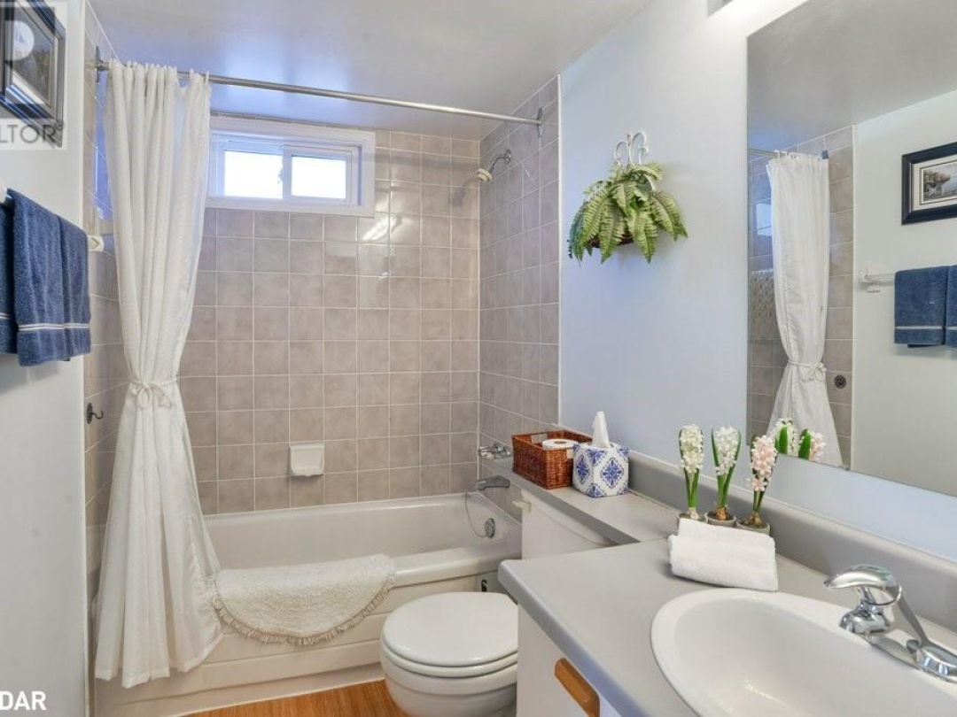 31 Laguna Parkway Unit# 1, Lake Simcoe