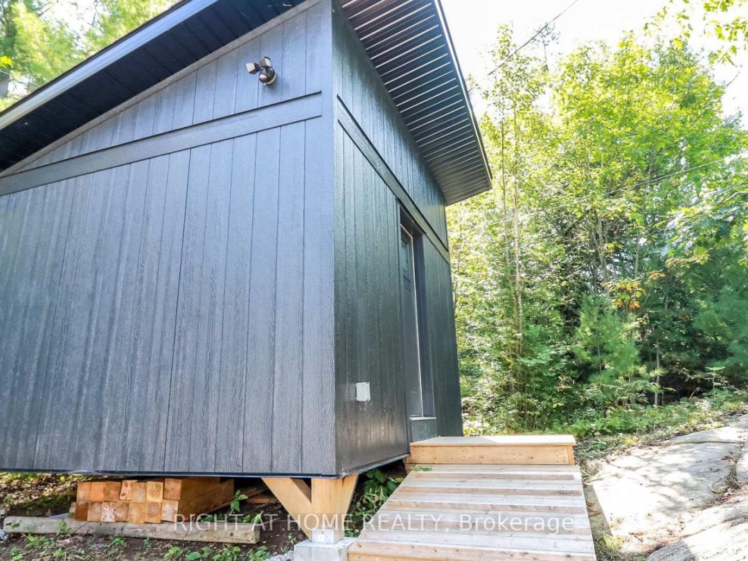 8150 Laidlaw Avenue, Severn Lake