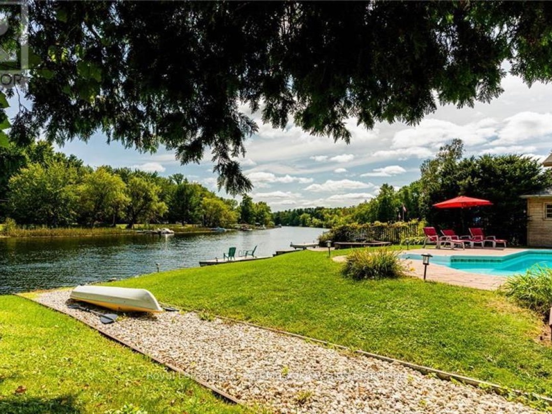 1815 Peninsula Point Road, Severn Lake