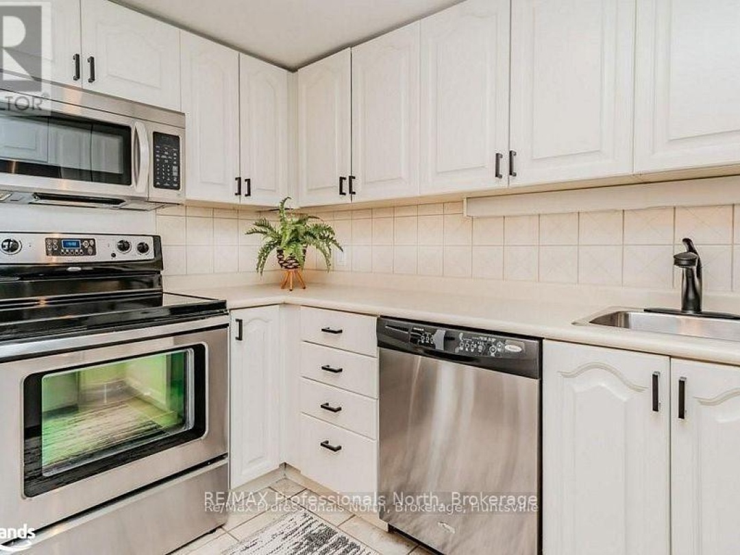 105 33 Deerhurst Greens Drive, Peninsula Lake