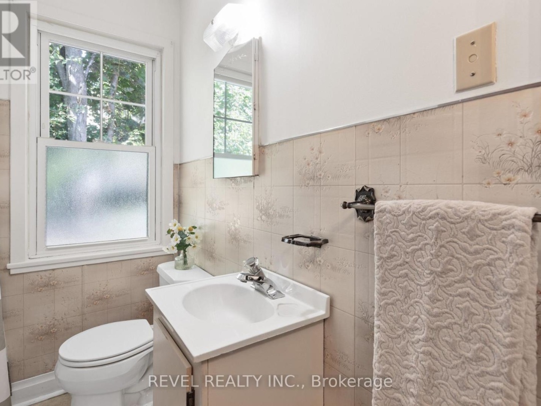 72 KING STREET W, 