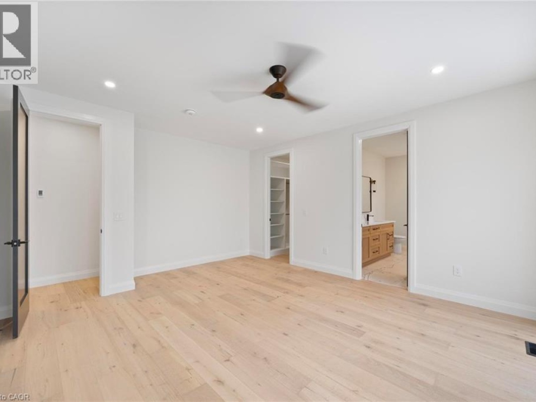 33 GLEN EAGLE Court, 