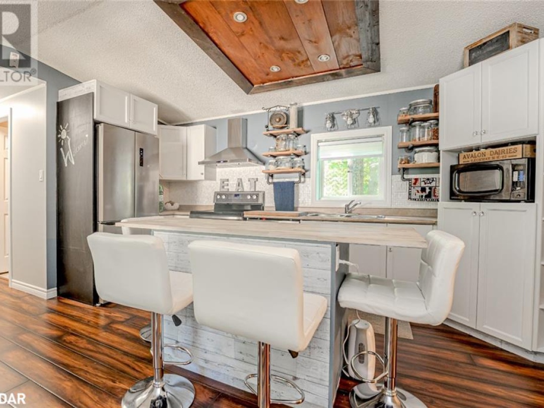 7498 ISLAND Crescent, Black River