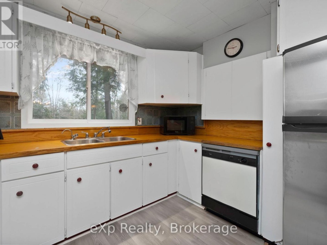 36 ROBERTS LAKE ROAD E, 