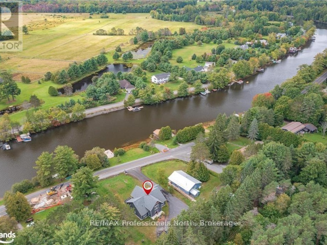 379 Santas Village Road W, Lake Muskoka